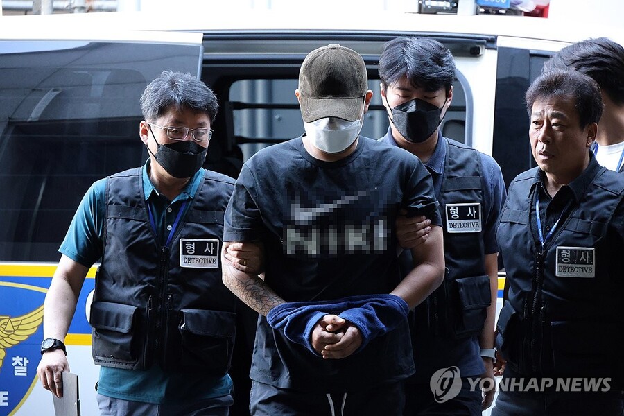 ▲ 5일 오전 대전 교제살인 사건 피의자 A(20대)씨가 입원 중이던 병원에서 퇴원하면서 경찰에 체포돼 대전서부경찰서로 들어서고 있다. 2025.8.5 ⓒ연합뉴스