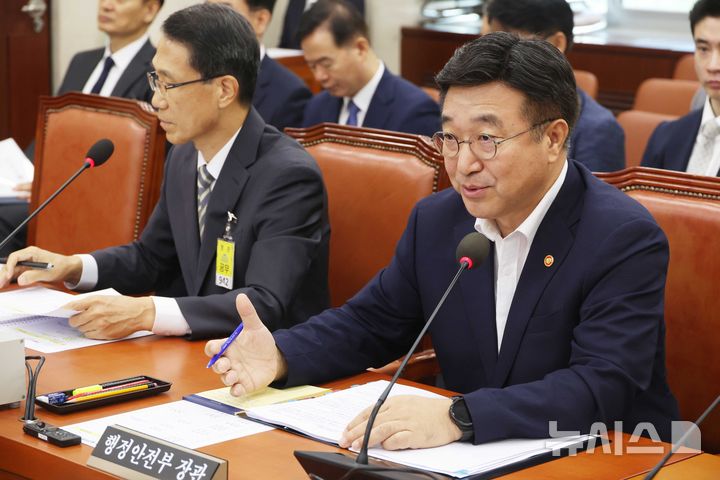 ▲ 윤호중 행정안전부 장관이 5일 오전 서울 여의도 국회에서 열린 행정안전위원회 전체회의에서 의원의 질의에 답변하고 있다. ⓒ뉴시스