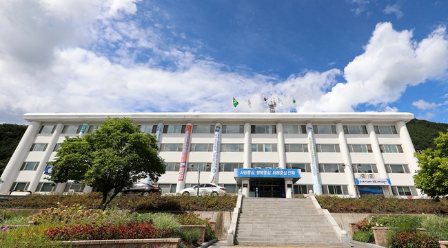 ▲ 인제군이 지난 달 국회에서 열린 '제2회 대한민국 지속가능도시 평가'에서 기초자치단체 혁신미래도시 부문 1위를 차지했다. 인제군청 청사 전경.ⓒ인제군