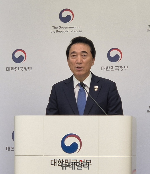 ▲ 박수현 국정기획위원회 국가균형성장특별위원장이 5일 오전 세종청사 중앙동 공용브리핑실에서 기자회견을 하고 있다.ⓒ이길표 기자