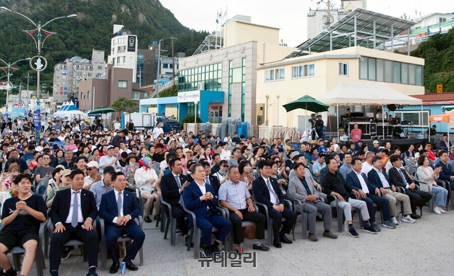 ▲ 저동항 야외 특설무대가 관객들로 가득 차 있다.ⓒ뉴데일리