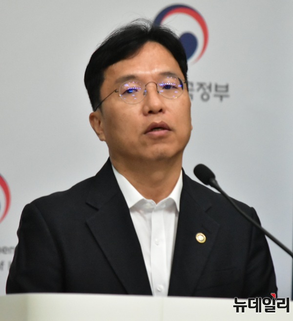 ▲ 강주엽 행정중심복합도시건설청장이 5일 정부세종청사 브리핑실에서 대통령 세종집무실과 국회 세종의사당 건립과 관련해 입장을 밝히고 있다.ⓒ이길표 기자