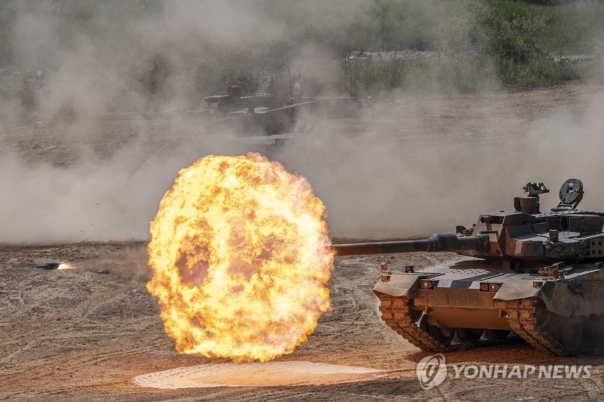 ▲ 경기도 연천군 다락대 과학화훈련장에서 K2 전차가 사격하고 있다. ⓒ연합뉴스