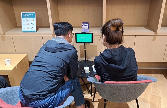 ▲ 카지노 초보 이용 고객이 자가 진단에 따른 맞춤 예방교육 영상을 시청하고 있는 모습. ⓒ강원랜드