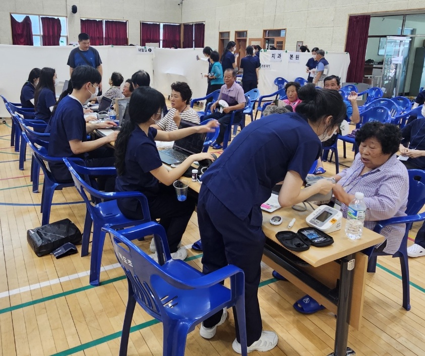 ▲ 생명경외클럽 봉사단(회장 손창준)이 지난 2~4일 3일간 괴산군 불정면 목도초등학교와 전천후 게이트볼장에서 지역 주민들을 대상으로 무료 의료 봉사활동을 펼쳤다. ⓒ괴산군