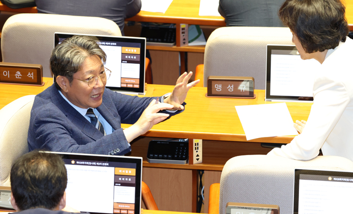 ▲ 지난 6월 27일 국회에서 열린 국회 본회의에서 차기 법제사법위원장 보궐선거에 나선 이춘석 더불어민주당 의원이 동료 의원과 대화하고 있다. ⓒ뉴시스