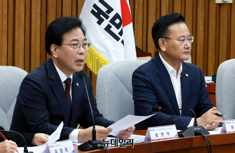 ▲ 송언석 국민의힘 비상대책위원장 겸 원내대표가 5일 오전 국회에서 열린 반기업법(상법,불법파업조장법) 문제점과 향후 대응 긴급 간담회에서 발언을 하고 있다. ⓒ이종현 기자