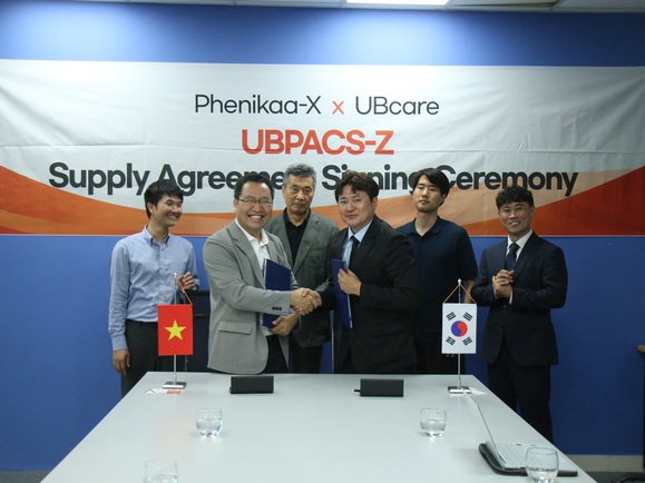▲ (왼쪽에서 두번째) 페니카엑스(Phenikaa-X) 대표 겸 페니카(Phenikaa) 그룹 부대표 레 안 선(Le Anh Son), (왼쪽에서 세번째) GC 베트남 현지법인(GC&Phenikaa) 양송현 대표, (왼쪽에서 네번째) UBcare 병원사업본부 PACS사업팀 정대원 팀장과 양측 임직원들이 참여해 기념사진을 찍고있다. ⓒ유비케어