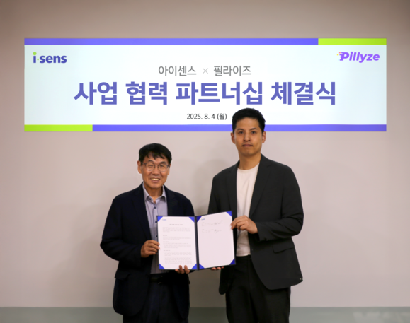 ▲ 아이센스 남학현 대표(왼쪽)와 필라이즈 신인식 대표가 사업 협력 파트너십을 체결식에서 기념 사진을 촬영하고 있다. ⓒ아이센스