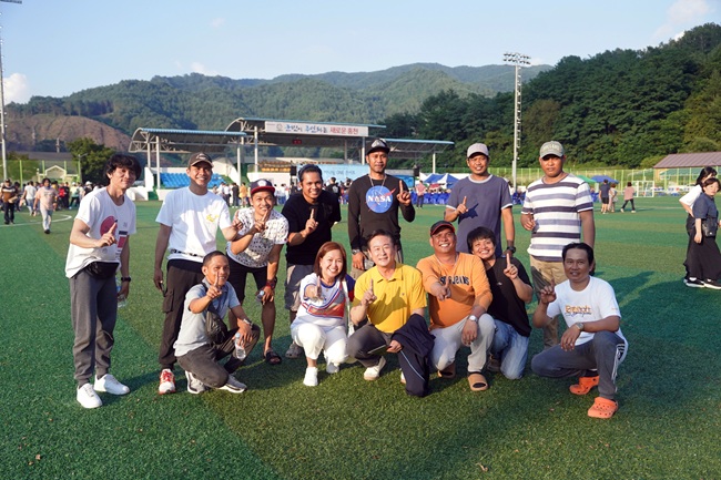 ▲ 강원도 홍천군 내면에서 지난 2일 외국인 계절근로자들과 지역주민이 함께 어우러지는 '하나됨 ONE 콘서트 및 의류·신발 나눔행사'가 개최됐다. 이번 행사는 내면 고원체육공원에서 홍천군과 내면행정복지센터, 지역 주민 및 단체들의 따뜻한 연대속에 외국인 계절근로자 약 500여 명이 참석해 공연 관람, 경품 추첨, 의류·신발 나눔행사 등을 함께하며 즐거운 시간을 보냈다. ⓒ홍천군