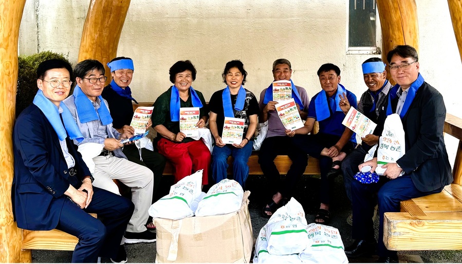 ▲ 임일영(왼쪽 두 번째) 조합장과 김두영(맨 오른쪽) 농협 괴산군지부장이 농업인들과 쿨링키트 지원 기념촬영을 하고 있다. ⓒ충북농협