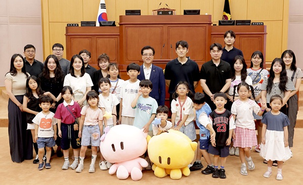 ▲ 5일 대전아이파크시티 1·2단지 주민 공동체 ‘터치아이’ 어린이 35명이 시의회를 찾아 의회의 역할과 기능을 체험했다.ⓒ대전시의회