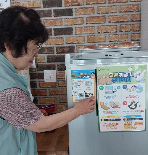 ▲ 소통전담관리원이 여름철 식중독 예방 홍보를 하고 있다.ⓒ논산시