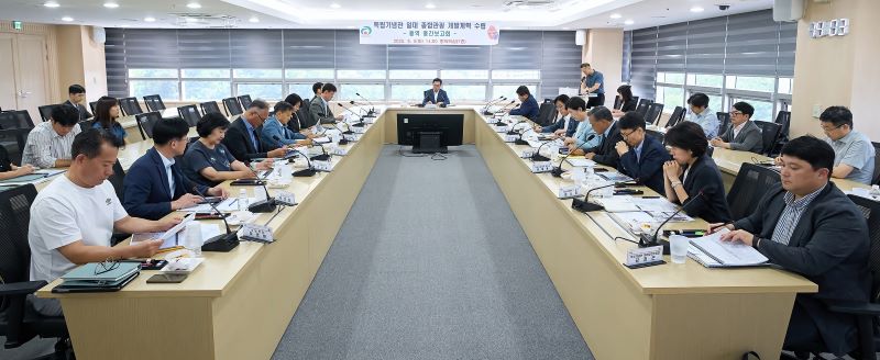 ▲ 시청 중회의실에서 ‘독립기념관 일대 종합관광 개발계획 수립 용역 중간보고회’가 열리고 있다.ⓒ천안시