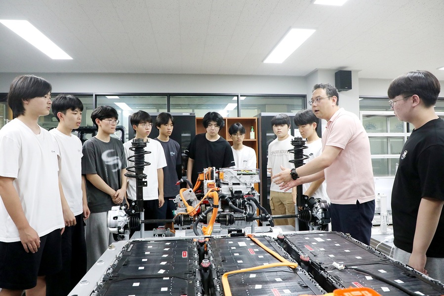 ▲ 스마트e 자동차과 류경진교수가 학생들에게 전기자동차에 대해 설명하고 있다.ⓒ영남이공대학교