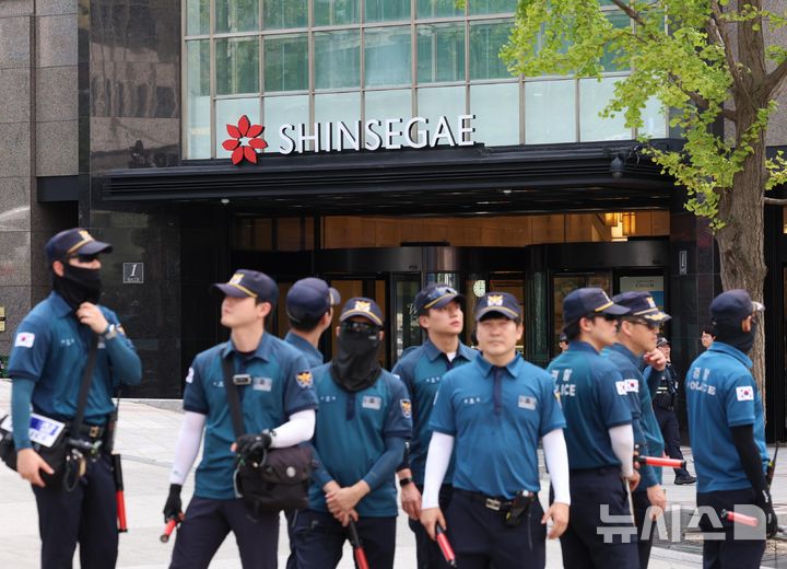 ▲ 5일 오후 서울 중구 신세계백화점 본점에 폭발물을 설치했다는 신고가 접수돼 경찰이 주변을 통제하고 있다. 2025.08.05. ⓒ뉴시스
