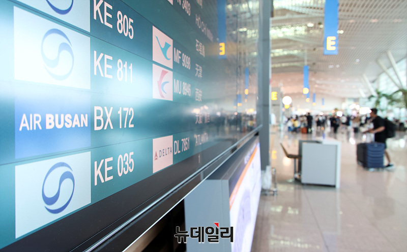 ▲ 인천국제공항 제2여객터미널 출발층 전광판 ⓒ서성진 기자