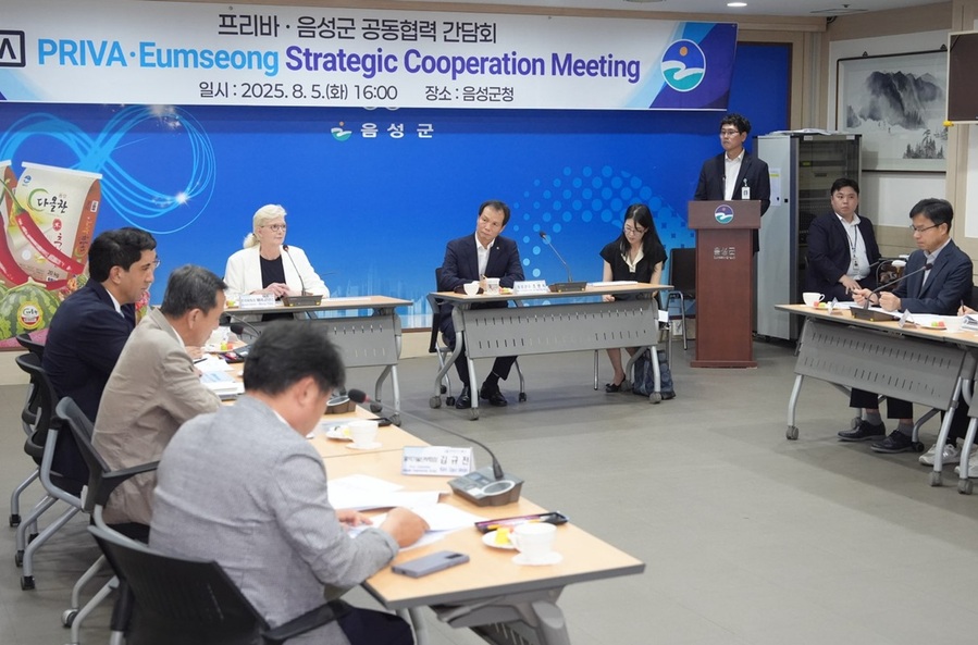 ▲ 음성군은 네덜란드의 세계적인 스마트팜 기업인 ‘프리바’의 메이니 프린스 회장이 음성군을 찾아 2027년 착공 예정인 ‘음성 그린에너지 스마트농업타운 조성사업’ 기술협력을 논의하는 자리를 가졌다. ⓒ음성군