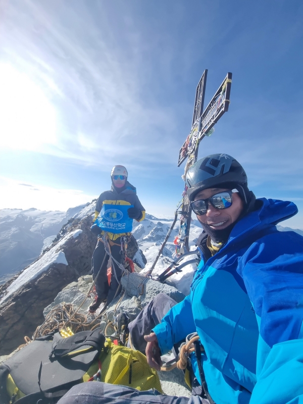 ▲ 코오롱스포츠 앰배서더 우석주, 문성욱 산악인이 마테호른을 완등한 모습ⓒ코오롱스포츠