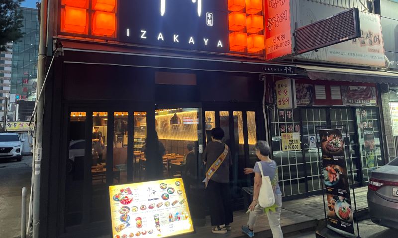 ▲ 천안시와 천안서북경찰서, 청소년유해환경감시단은 지난달 29일 불당동 먹자골목 대에서 청소년유해환경 합동점검을 하고 있다.ⓒ천안시