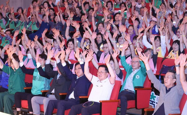▲ 지난 5일 이장우시장이 시민과 함께 만드는 ‘대전 0시 축제’를 앞두고 1575명의 자원봉사단 출범을 알렸다.ⓒ대전시