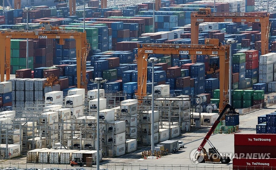 ▲ 경기도 평택항에 쌓인 컨테이너 ⓒ연합뉴스