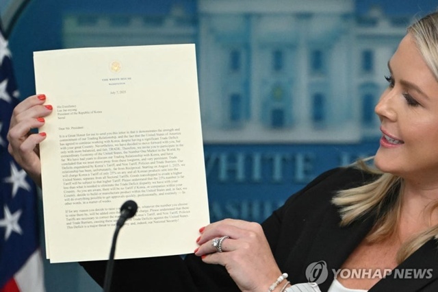 ▲ 캐롤라인 레빗 백악관 대변인이 정례 브리핑에서 도널드 트럼프 미국 대통령이 이재명 한국 대통령에게 보내는 관세서한을 들어 보이고 있다. 250707 AFP=연합뉴스. ⓒ연합뉴스