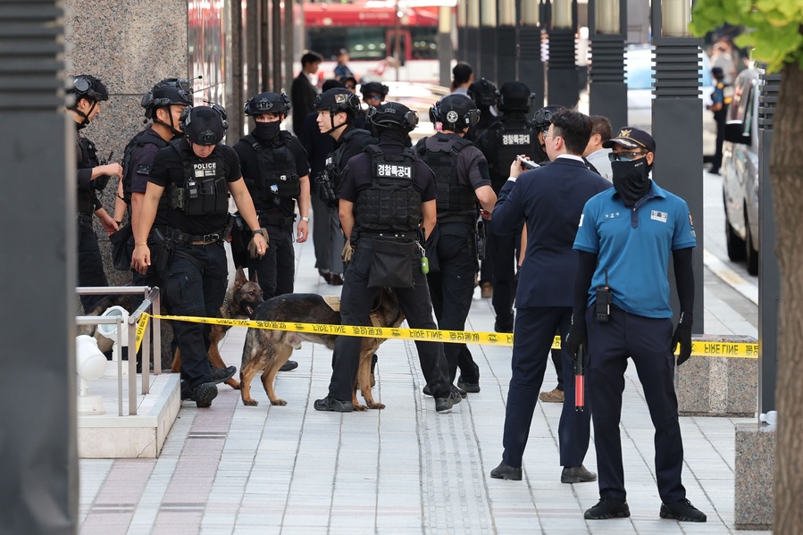 ▲ 5일 오후 서울 중구 신세계백화점 본점에 폭발물을 설치했다는 신고가 접수돼 경찰특공대와 폭발물 탐지견이 주변을 수색한 뒤 철수하고 있다. 2025.08.05. ⓒ뉴시스