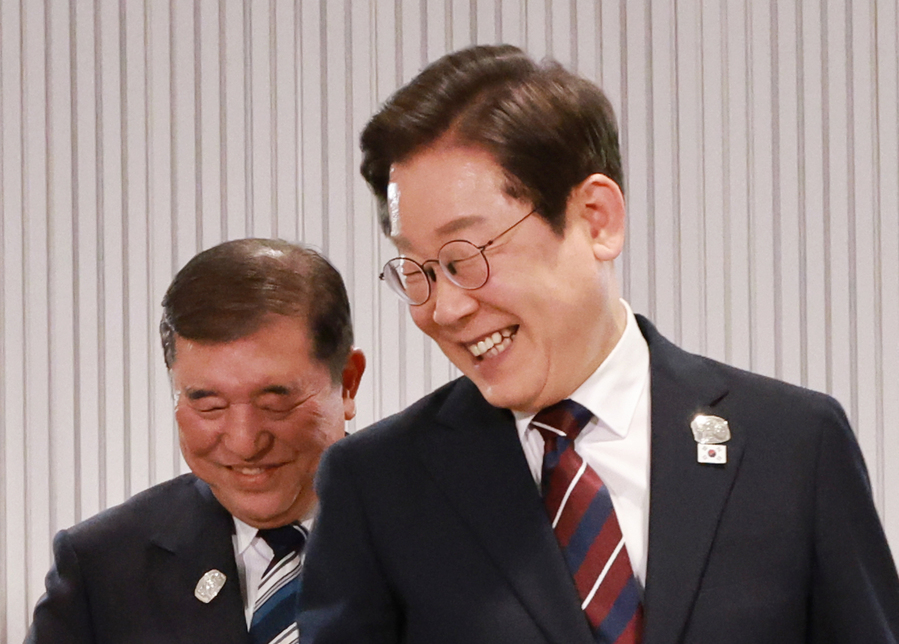 ▲ 이재명 대통령이 17일(현지 시간) 캐나다 앨버타주 캐내내스키스 주요 7개국(G7) 정상회의장에서 열린 한일 정상회담에서 이시바 시게루 일본 총리와 자리를 바꾸며 밝게 웃고 있다. ⓒ뉴시스