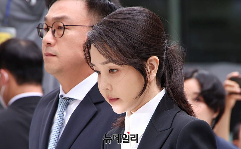 ▲ 윤석열 전 대통령 배우자 김건희 여사가 6일 오전 서울 종로구 KT광화문빌딩 웨스트에 마련된 민중기 특별검사팀 사무실에 피의자 신분으로 출석하고 있다. ⓒ뉴데일리 서성진 기자