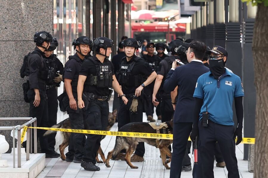 ▲ 5일 서울 중구 명동 신세계백화점 본점에 폭발물을 설치했다는 협박 글이 올라왔다는 신고를 받고 출동한 경찰특공대가 수색을 하고 있다. ⓒ연합뉴스
