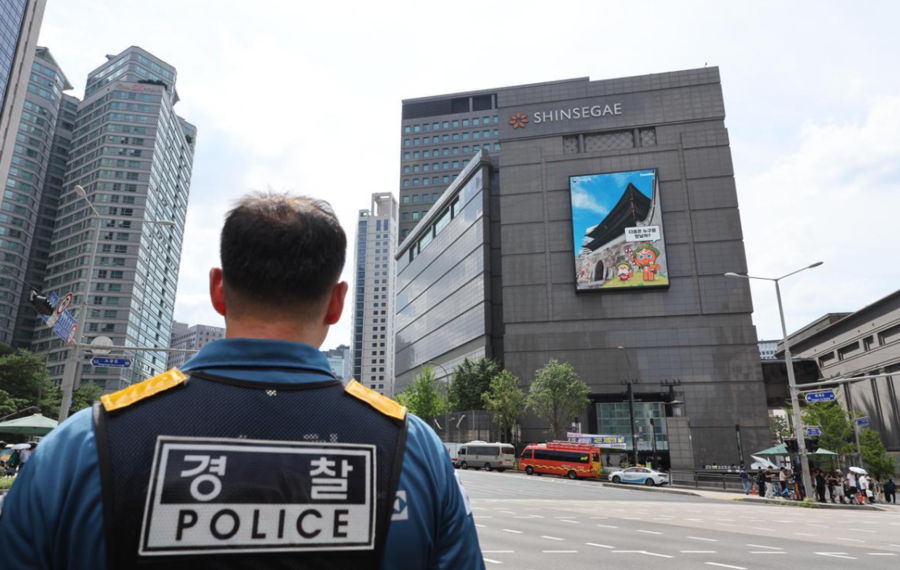 ▲ 5일 오후 서울 중구 신세계백화점 본점에 폭발물을 설치했다는 신고가 접수돼 경찰이 주변을 통제하고 있다. ⓒ뉴시스