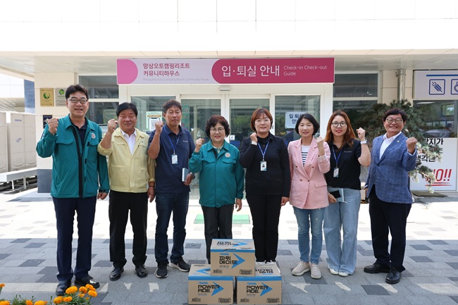 ▲ 강원도 동해시의회(의장 민귀희)가 지난 5일 동해시 주요 관광지인 망상해수욕장, 망상리조트등을 방문해 관광지 운영상황을 점검, 위문품을 전달하며 현장근무자들을 격려했다. ⓒ동해시의회