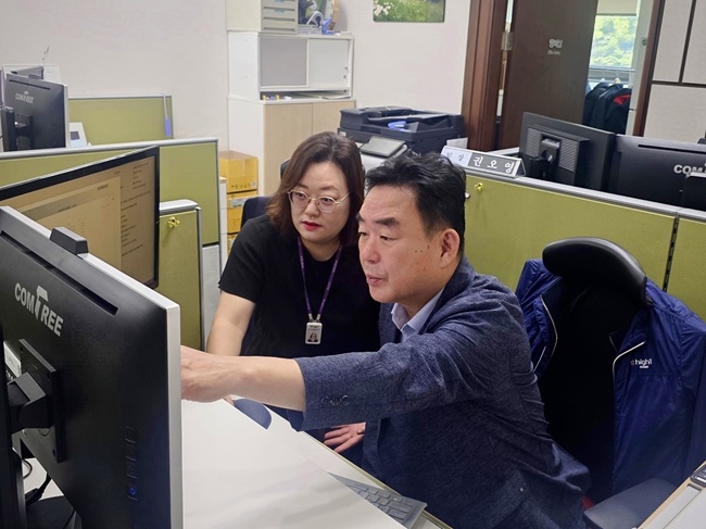▲ 최철규 대표이사 직무대행이 직원과 함께 개인정보 보호 관리 실태 점검을 하고 있다. ⓒ강원랜드
