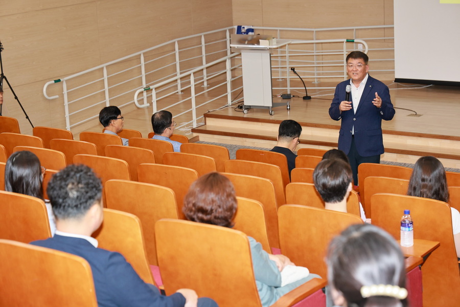 ▲ 예천군(군수 김학동)이 후원하는 2025 예천예술인역량강화교육이 6일 호명읍 복합커뮤니티센터 다목적홀에서 개최됐다.ⓒ예천군