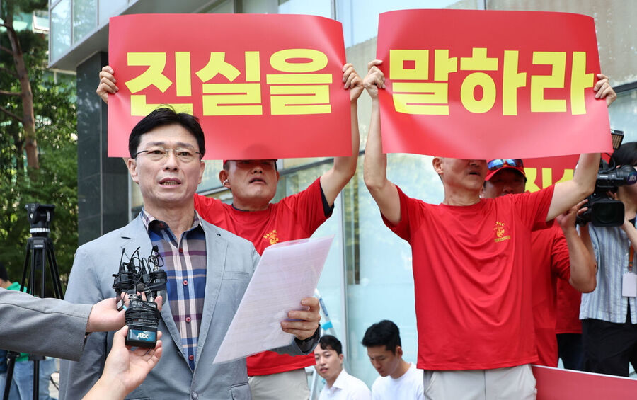 ▲ 임성근 전 해병대 1사단장이 서울 서초구 해병 특검 사무실 앞에서 '신속한 결정 요청서' 제출에 앞서 발언을 하고 있다. 2025.7.29. ⓒ연합뉴스