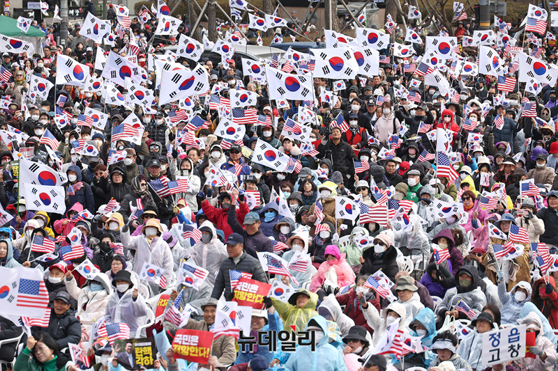 ▲ 이재명당의 내란몰이에 맞서 싸운 것은 광장의 태극기 국민들이었다. 주늑든 국힘이 할줄 안 것은 그저 