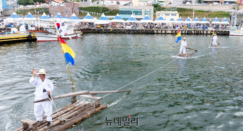 ▲ 울릉도 전통 떼배 퍼레이드가 펼쳐지고 있다.ⓒ뉴데일리