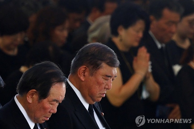 ▲ 이시바 시게루 일본 총리가 히로시마에서 열린 '원폭 전몰자 위령식·평화기념식'에서 묵념하고 있다. 250806 로이터=연합뉴스. ⓒ연합뉴스