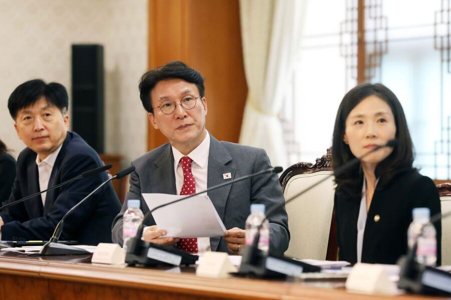 ▲ 김민석 국무총리가 6일 서울 종로구 정부서울청사에서 '관광 활성화 미니정책TF' 회의를 주재하고 있다. ⓒ국무총리실 제공