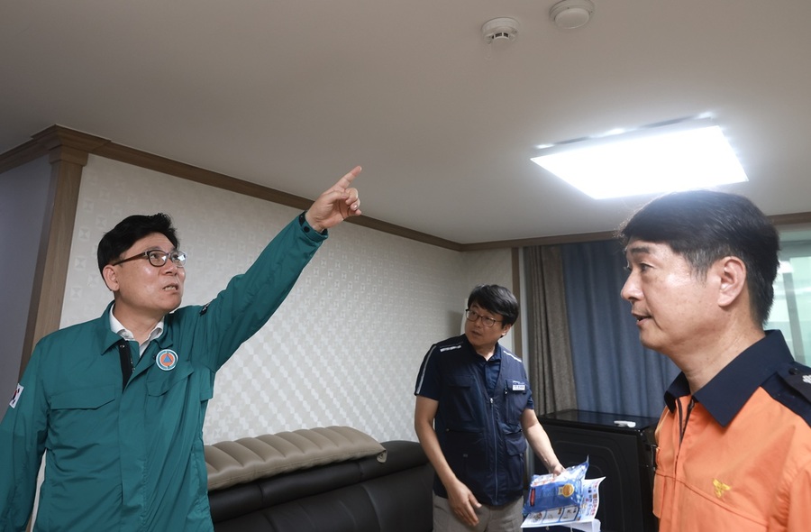 ▲ 이동옥 충북도 행정부지사가 6일 청주시 용암동 소재 ‘용암 형석아파트’를 방문해 현장을 점검하고 있다. ⓒ충북도