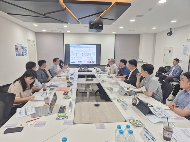 ▲ 차세대융합기술연구원이 지난 4일 판교 제2테크노밸리에서 관계 기관과 함께 '경기도 자율주행분야 공동 R&D' 착수보고회를 개최하고 있다. ⓒ차세대융합기술연구원 제공