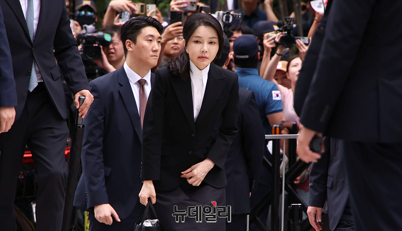 ▲ 윤석열 전 대통령 배우자 김건희 여사가 6일 오전 서울 종로구 KT광화문빌딩 웨스트에 마련된 민중기 특별검사팀 사무실에 피의자 신분으로 출석하고 있다. ⓒ서성진 기자