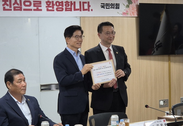▲ 백현종 경기도의회 국민의힘 대표의원(오른쪽)이 6일 도의회를 찾은 김문수 국민의힘 당대표 후보에게 '국민의힘 현안 건의서'를 전달하고 있다. ⓒ김현우기자