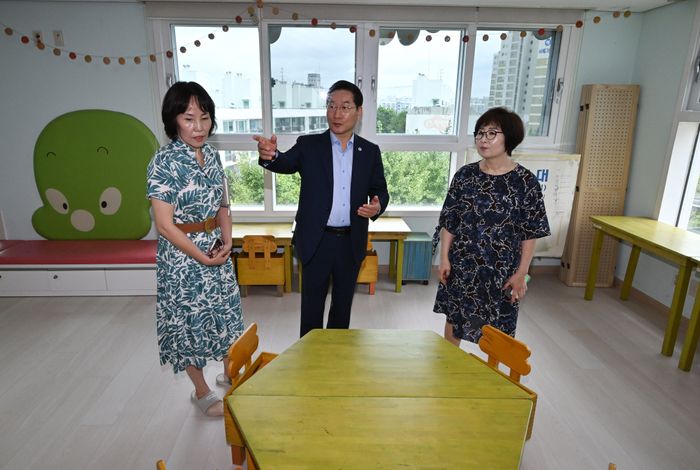 ▲ 유정복 인천시장이 6일 연수구 동심원에서 폭염대비 거주시설 환경 점검을 하고 있다.ⓒ 인천시 제공