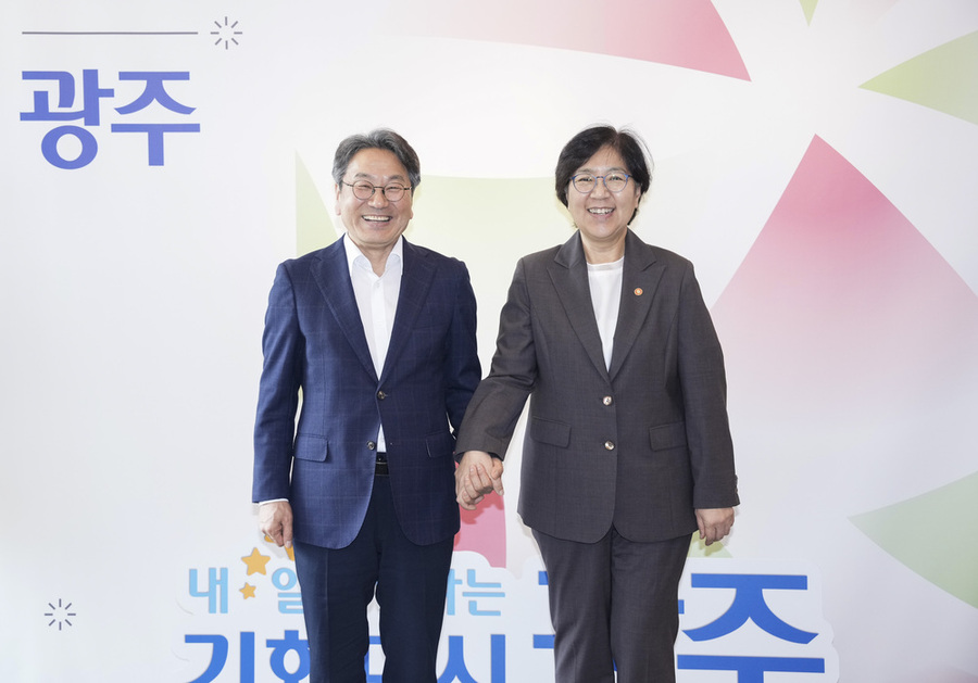 ▲ 강기정 광주광역시장이 6일 오후 광주시 통합돌봄 정책 현장간담회 참석을 위해 시청을 방문한 정은경 보건복지부 장관과 기념촬영을 하고 있다.ⓒ광주광역시 제공