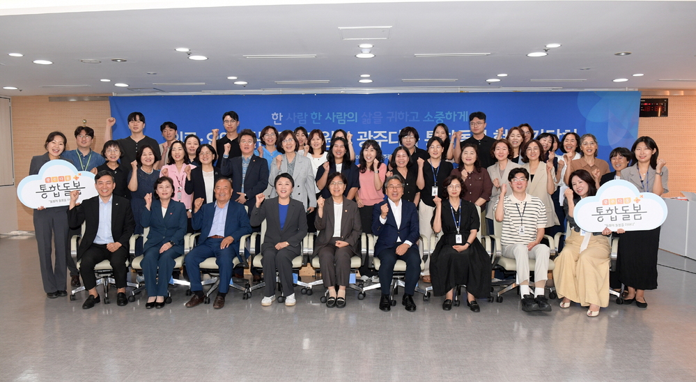 ▲ 강기정 광주광역시장이 6일 오후 시청 중회의실에서 정은경 보건복지부장관 등이 참석한 가운데 열린 광주시 돌봄정책 현장간담회에 참석해 광주 통합돌봄 사업현황 보고를 받은 후 참석자들과 함께 기념촬영을 하고 있다.ⓒ광주광역시 제공