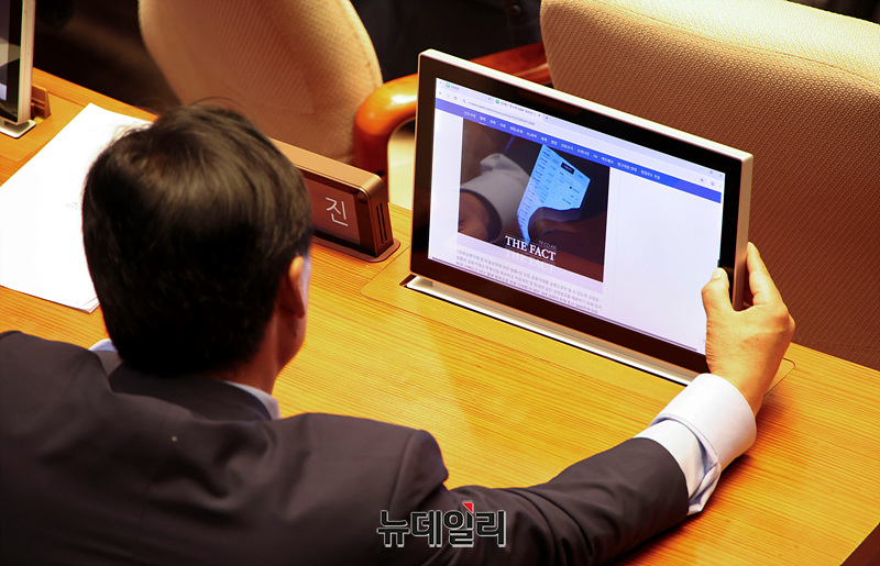 ▲ 김영진 더불어민주당 의원이 5일 오후 국회에서 열린 본회의에서 이춘석 의원의 주식거래 논란 관련 기사를 읽고 있다. 2025.08.06. ⓒ서성진 기자