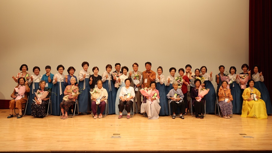 ▲ 청도군(군수 김하수)은 지난 5일 새마을부녀회주관으로 청소년수련관 다목적홀에서‘제11회 행복한 가정 실천하기 시상식’을 개최했다.ⓒ청도군