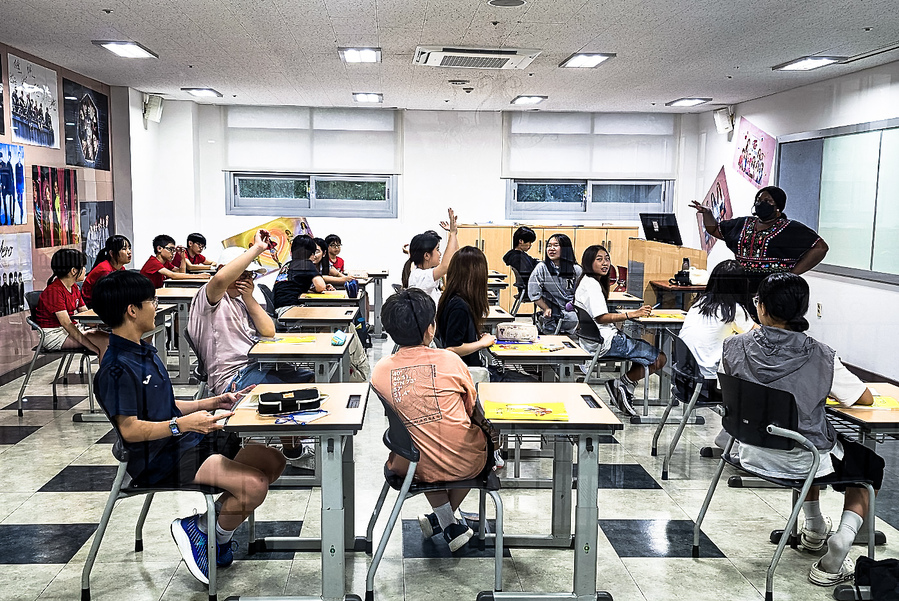 ▲ 한·일 양국의 초중학생들이 대구경북영어마을에서 함께 영어를 배우고 문화를 교류하고, 우정을 쌓는 특별한 여름방학을 보내고 있다.ⓒ영진전문대